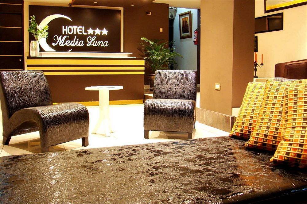 Hostal Media Luna Trujillo Exteriör bild