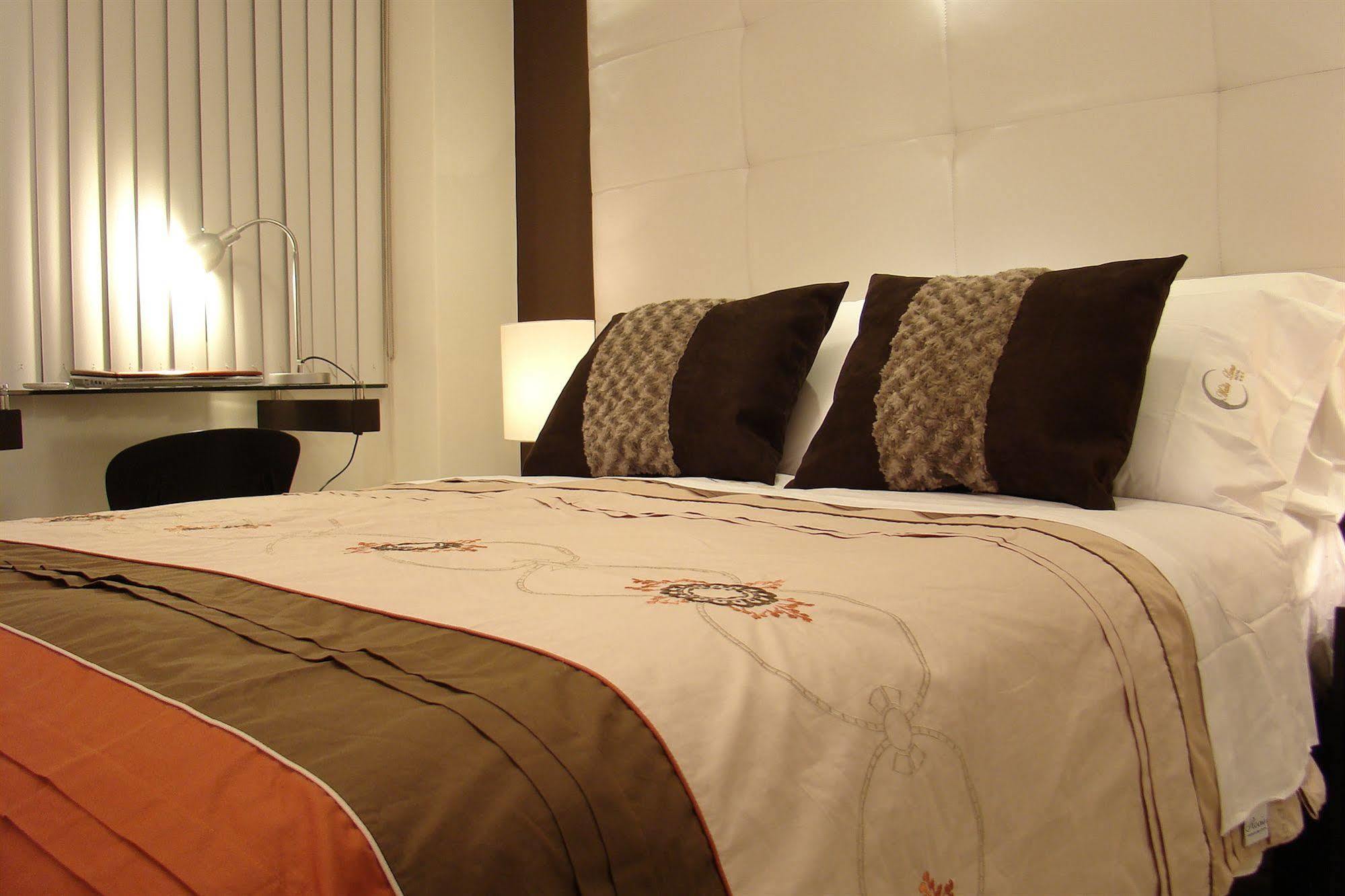 Hostal Media Luna Trujillo Exteriör bild