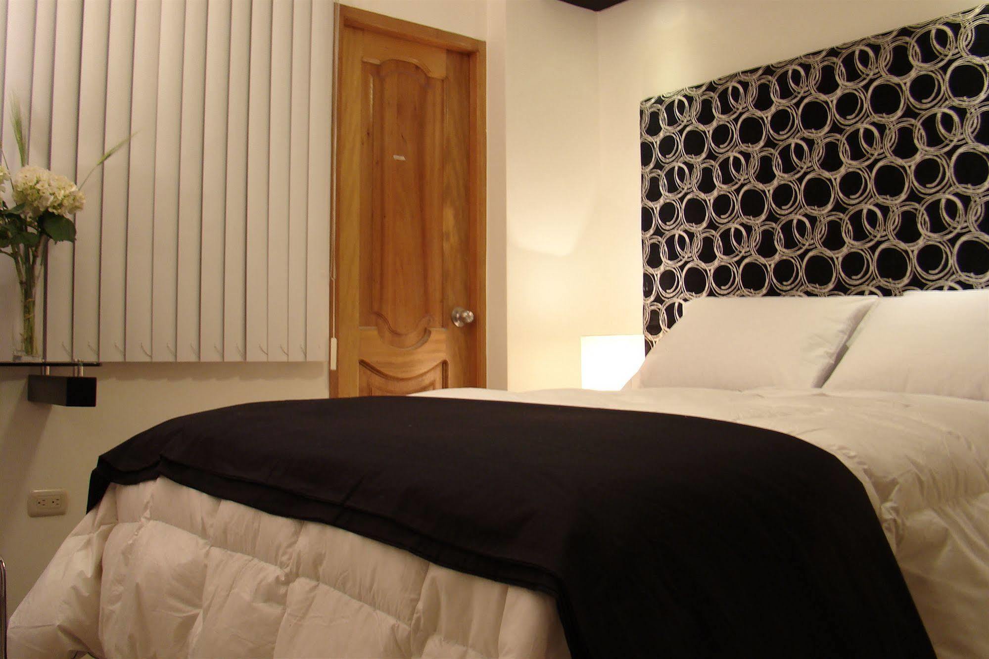 Hostal Media Luna Trujillo Exteriör bild