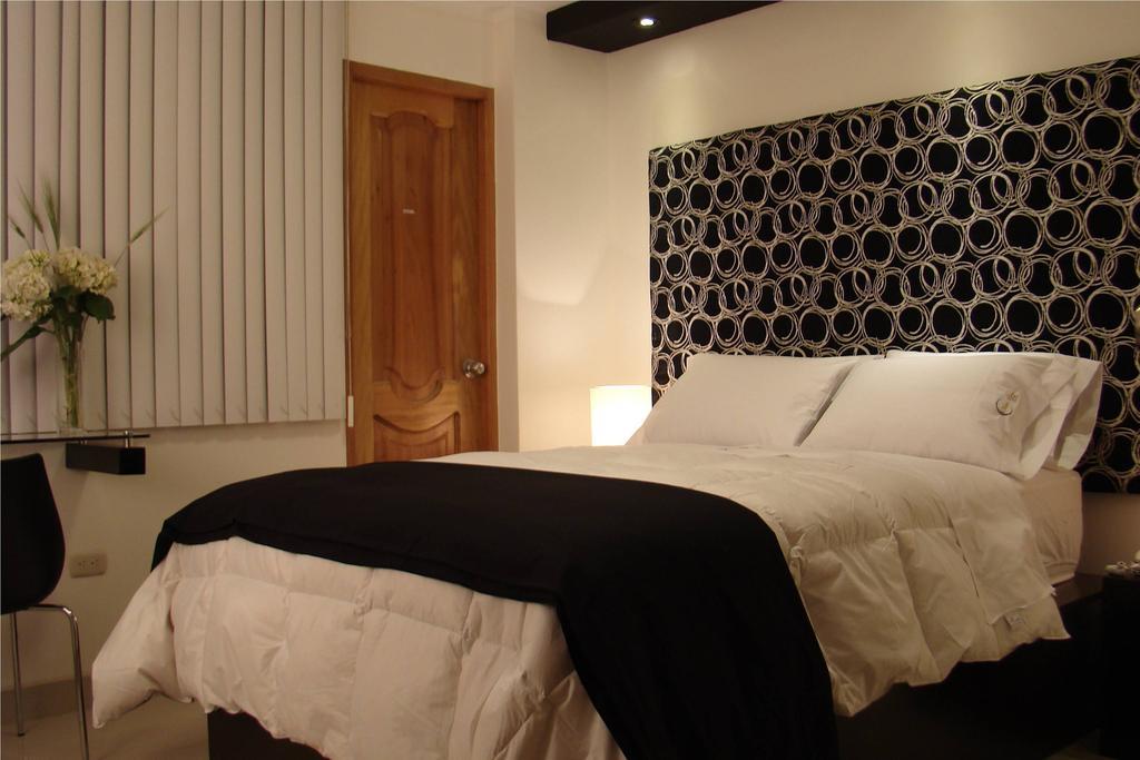 Hostal Media Luna Trujillo Exteriör bild